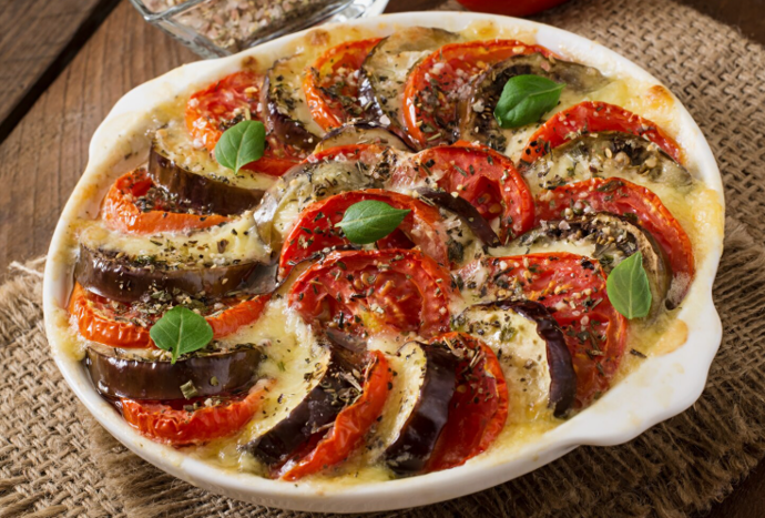 Moussaka
Moussaka je známé jídlo z Řecka a dalších zemí Balkánu. Základ tvoří vrstvy lilku, kořeněného mletého masa a bešamelové omáčky. Pokrm se peče dozlatova a obvykle se podává jako vydatný hlavní chod se zeleninovým salátem.
