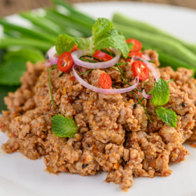Keema
Indické jídlo keema je směs mletého masa dušeného s cibulí, rajčaty a aromatickým kořením, jako je garam masala, kurkuma nebo zázvor. Často se do něj přidává hrášek nebo brambory. Podává se s rýží nebo s chlebem naan.
