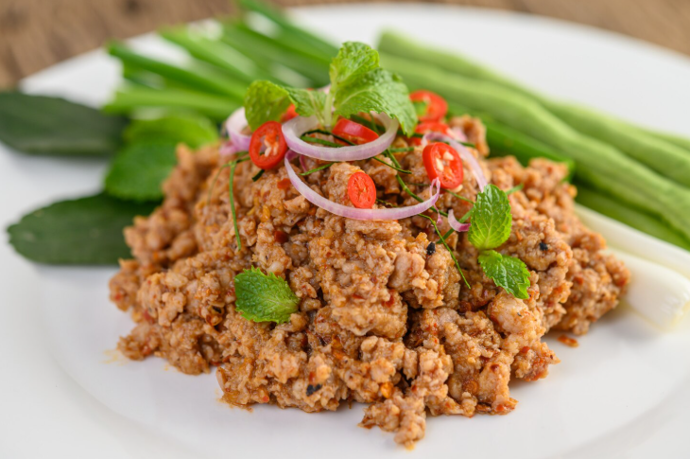 Keema
Indické jídlo keema je směs mletého masa dušeného s cibulí, rajčaty a aromatickým kořením, jako je garam masala, kurkuma nebo zázvor. Často se do něj přidává hrášek nebo brambory. Podává se s rýží nebo s chlebem naan.

