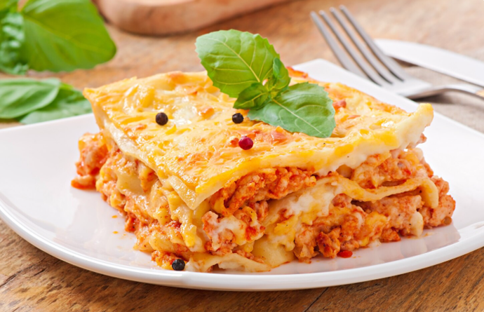 Pastitsio
Pastitsio je řecký pokrm připomínající lasagne. Vrstvy těstovin se střídají s kořeněným mletým masem a hustou bešamelovou omáčkou. Výsledkem je syté jídlo, které se podává jako hlavní chod často s jednoduchým zeleninovým salátem.
