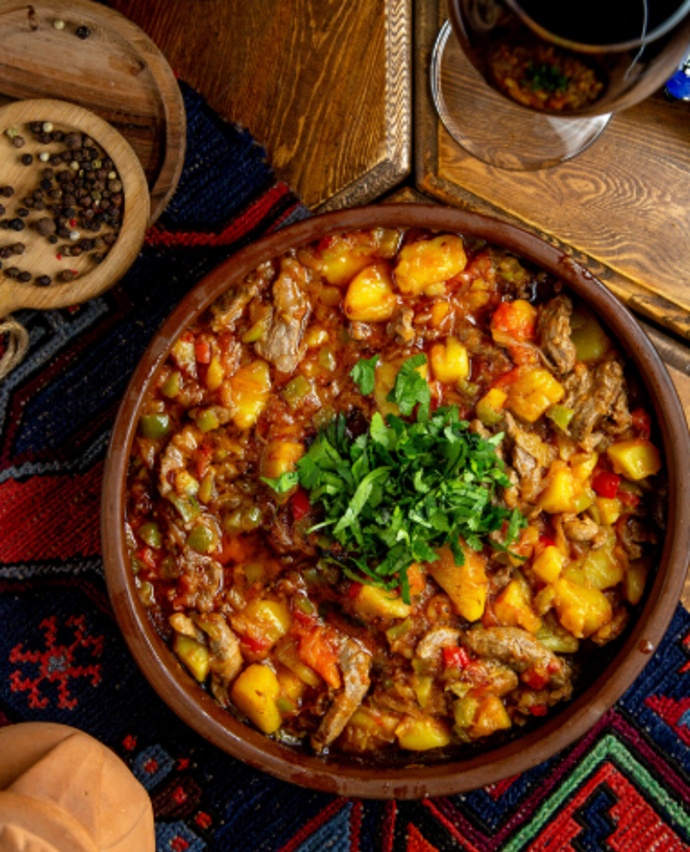 Picadillo
Picadillo je tradiční jídlo ve Španělsku i v mnoha zemích Latinské Ameriky. Mleté maso se dusí s rajčaty, cibulí a někdy také s olivami nebo rozinkami. Podává se s rýží, tortillami nebo jako náplň do empanad.

