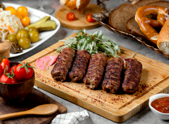 Ćevapi (čevapčiči)
Tento pokrm je typický pro Balkán, zejména pro Bosnu a Hercegovinu nebo Srbsko. Jde o malé válečky z mletého masa, které se grilují na otevřeném ohni. Tradičně se podávají s chlebem lepina, cibulí a ajvarem.
