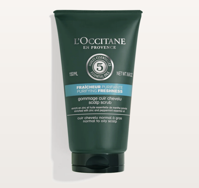 Peeling bez silikonu a s koktejlem 5 esenciálních olejů (tymián, grapefruit, máta, levandule, cedr) má příjemnou texturu včetně exfoliační mořské soli, která působí na odstranění zbytků, nečistot a odumřelých buněk, které zmatňují vlasy. 740 Kč
