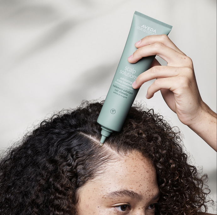 Tekutý gelový peeling Aveda okamžitě redukuje tvorbu kožního mazu o 76 %.* Okamžitě odstraňuje povrchové znečištění a nánosy produktů, aniž by narušil ochrannou hydratační bariéru. Okamžitě exfoliuje pokožku hlavy a zároveň vytváří příjemný chladivý pocit. 1400 Kč
