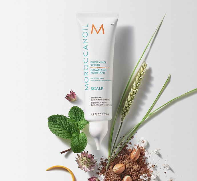 Moroccanoil Purifying Scrub obsahuje prášek z arganových ořechů pro šetrnou exfoliaci a potlačuje lupy, reguluje nadbytečný kožní maz a rezidua a zanechává pokožku hlavy viditelně hebčí, hladší a vlasy regenerované s lehkým a vzdušným pocitem. 990 Kč
