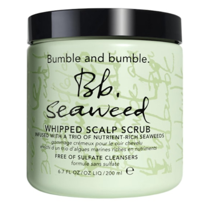 Tento šlehaný a vzdušný peeling Bumble and Bumble na pokožku hlavy z mořských řas je šetrný k pokožce hlavy, ale zároveň ji čistí, aby vlasy a pokožka hlavy vypadaly zdravě a vyváženě. Je obohacen o sůl z Mrtvého moře a trojici mořských řas bohatých na živiny a optimalizuje prostředí vlasové pokožky tím, že z ní odstraňuje nečistoty, jako je špína, přebytečný olej a usazeniny, a tím ji osvěžuje a oživuje. 1290 Kč
