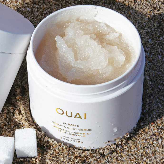 Tento hloubkově čisticí cukrový peeling OUAI odlupuje nánosy produktů z pokožky hlavy, vyhlazuje suchou pokožku a zároveň ji vyživuje a hydratuje. Nyní s vůní St. Barts z limitované edice pro výlet do tropů. 1090 Kč
