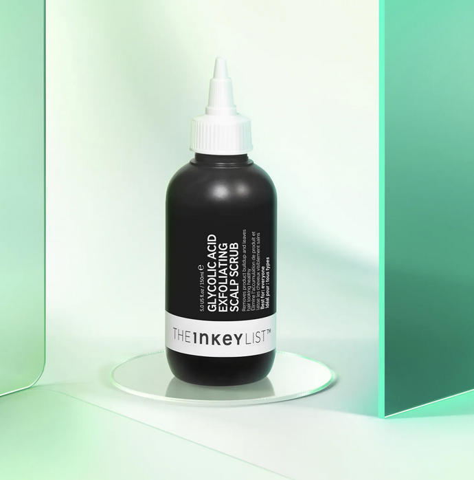Jemný exfoliační peeling The Inkey List s chemickými i fyzikálními exfoliátory pomáhá odstraňovat nahromaděné produkty a odumřelé kožní buňky, aby vlasy vypadaly zdravě. Pomáhá chránit a vyrovnávat mikrobiom vlasové pokožky a udržovat vlasové folikuly čisté. Nadměrné usazeniny na pokožce hlavy mohou narušit zdravou funkci vlasového folikulu. Odstranění nánosů podporuje zvedání kořínků i normální růst vlasů. 390 Kč
