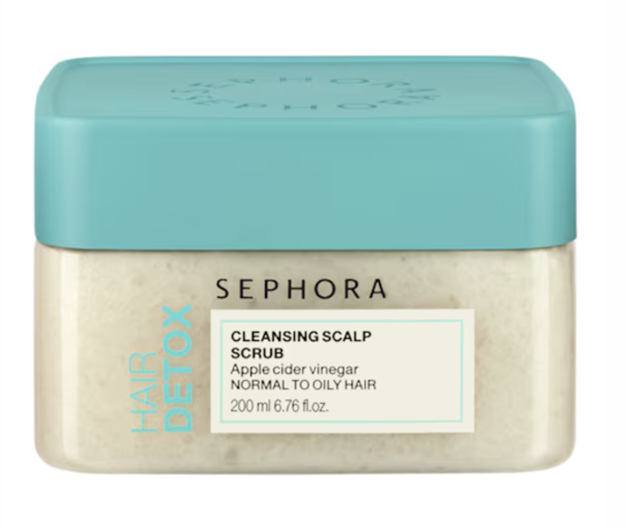 Exfoliační vlasový šampon intenzivně čistí vlasovou pokožku díky exfoliačním účinkům a zároveň zachovává její přirozenou rovnováhu. Je zvlášť vyvinutý pro normální až mastnou pokožku hlavy, odstraňuje nečistoty, přebytečný kožní maz a zbytky stylingových přípravků již při prvním použití, čímž odlehčuje kořínky a pokožku hlavy zanechává viditelně zdravější. 460 Kč

