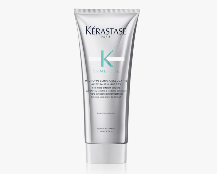 Peeling Kérastase Symbiose Micro-Peeling Cellulaire čistí citlivou pokožku hlavy se sklonem k tvorbě lupů, aniž by ji vysušoval, navíc ji i zklidňuje. Okamžitě odstraňuje odumřelé buňky a šupinky kůže nejen na biologické úrovni, ale i viditelně. Používá se před mytím vlasů šamponem, jehož aktivním látkám umožňuje lepší pronikání. 882 Kč
