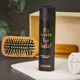 Kofeinový šampon Alcina proti vypadávání vlasů, 420 Kč (150 ml), k zakoupení v salonech spolupracujících se značkou 

 
