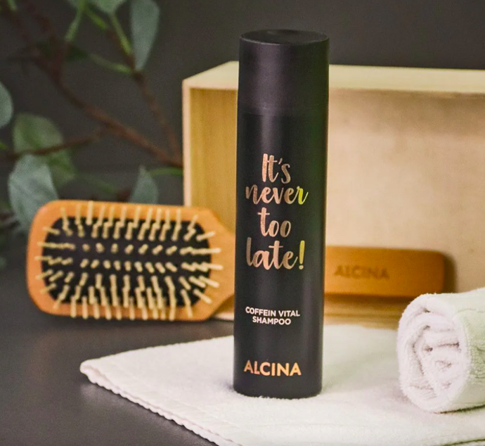 Kofeinový šampon Alcina proti vypadávání vlasů, 420 Kč (150 ml), k zakoupení v salonech spolupracujících se značkou
Kofeinový šampon Alcina proti vypadávání vlasů, 420 Kč (150 ml), k zakoupení v salonech spolupracujících se značkou