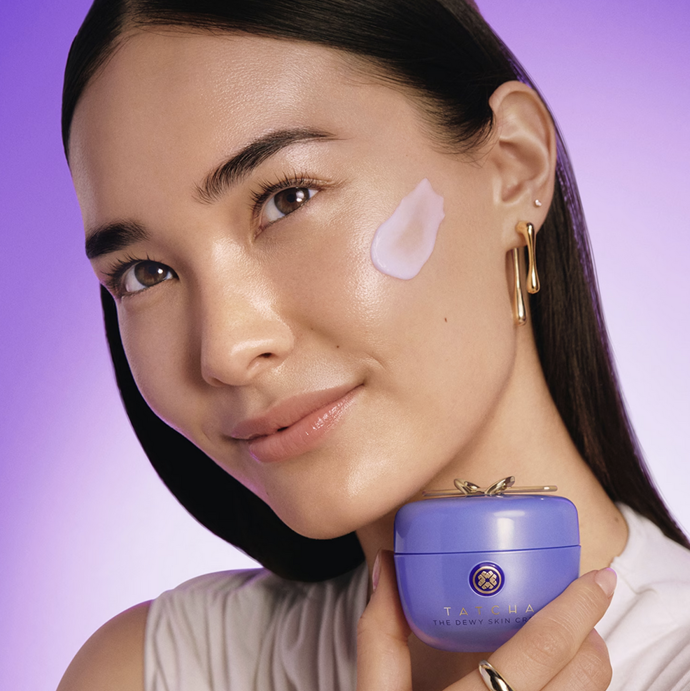 Vydatný hydratační krém Tatcha The Dewy Skin Cream prokazatelně vyplňuje jemné vrásky, uzamyká vlhkost a chrání před oxidačním stresem, aby byla pleť jemnější a pružnější. 695 Kč
