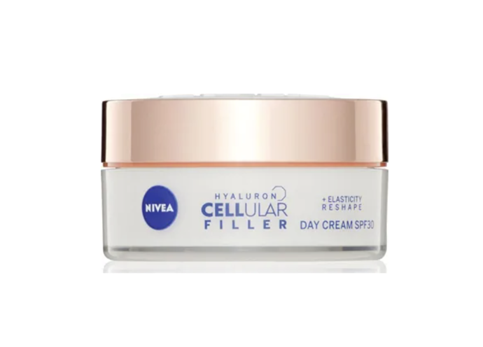 Remodelační denní krém Cellular Expert Lift, Nivea, 425 Kč

Speciální složení, které se ukrývá pod víčkem remodelačního krému, kombinuje hned několik účinných látek aktivujících pleťové buňky, aby dokázali produkovat svoji vlastní kyselinu hyaluronovou, kolagen i elastin. Vaše pleť tak bude opět krásně pružná a pevná.
