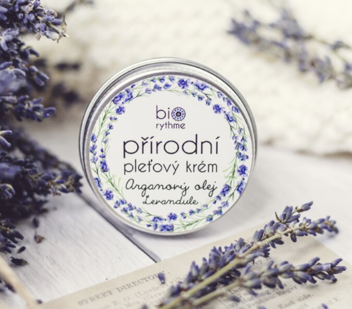 Relaxační krém pro smíšenou pleť - Arganový olej, levandule, 359 Kč (30 ml)

Hebký balzám s bambuckým (shea) máslem, vzácným arganovým olejem a 100% čistým éterickým olejem regeneruje pokožku a zabraňuje ztrátě vlhkosti. Krém neobsahuje vodu a tím zaručuje, že je skutečně koncentrovanou péčí, která hladí a hýčká vše, čeho se dotkne - a to vše zcela bez použití jakýchkoliv konzervantů.

 

