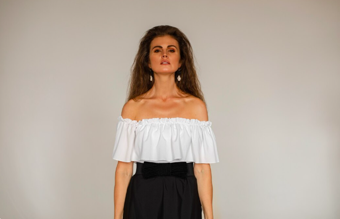 Odhalená ramena patří k detailům, které dokážou outfit proměnit během okamžiku.
Odhalená ramena patří k detailům, které dokážou outfit proměnit během okamžiku.