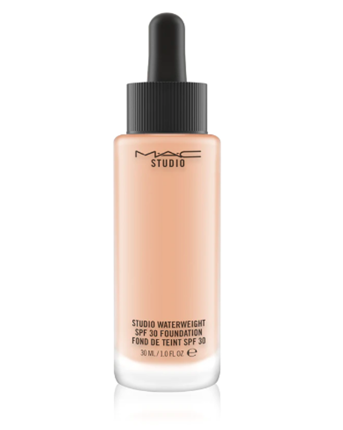 Lehký make-up, MAC Cosmetics, 970 Kč
