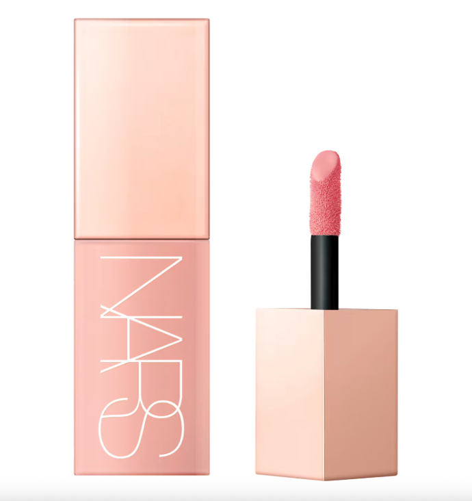 Tekutá tvářenka Afterglow, Nars, 990 Kč, odstín Orgasm, prodává Sephora
