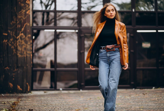 Vysoký pas zvýrazní linii těla a širší nohavice dodají outfitu lehkost. 
