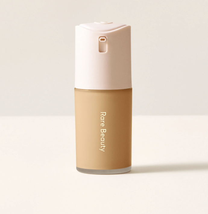 Dlouhotrvající make-up s matným efektem True to Myself, Rare Beauty, k dostání v parfumériích Sephora
