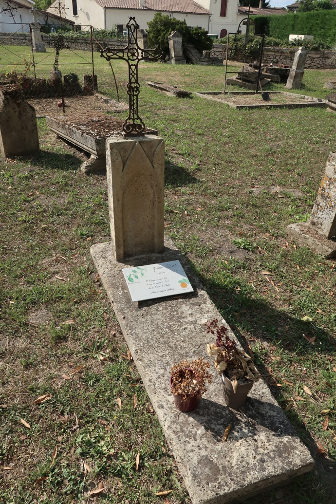 Hrob francouzské botaničky a průzkumnice Jeanne Barretové.
Hrob francouzské botaničky a průzkumnice Jeanne Barretové.