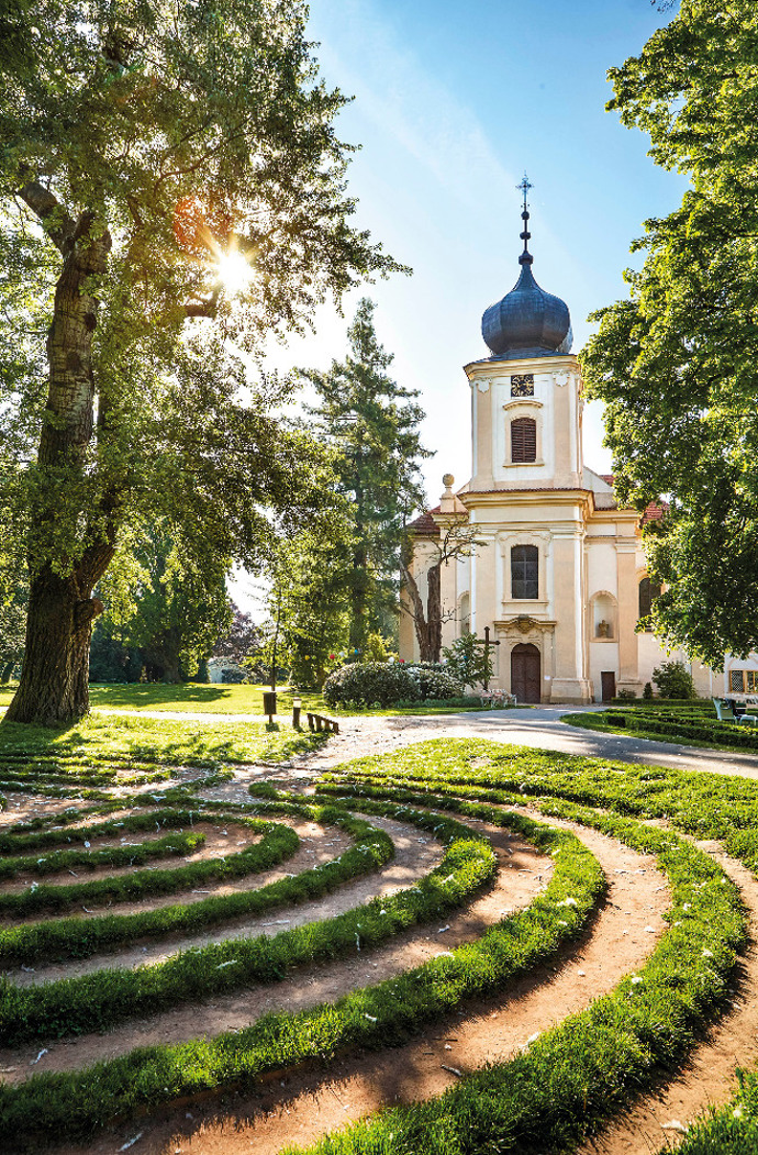 Travnatý labyrint s duchovní symbolikou kříže.

