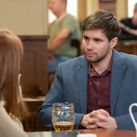 Nekonečný seriál Ulice sleduje dramatické osudy několika rodin žijících v sousedství

