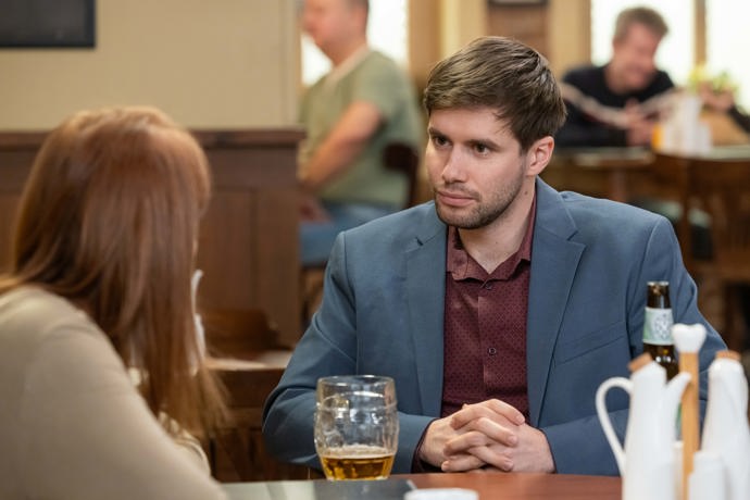 Nekonečný seriál Ulice sleduje dramatické osudy několika rodin žijících v sousedství
