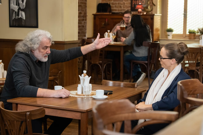 Nekonečný seriál Ulice sleduje dramatické osudy několika rodin žijících v sousedství
