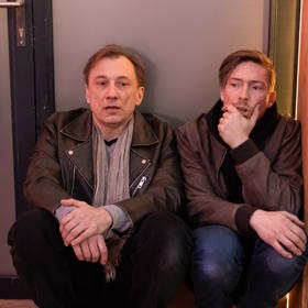 Nekonečný seriál Ulice sleduje dramatické osudy několika rodin žijících v sousedství
