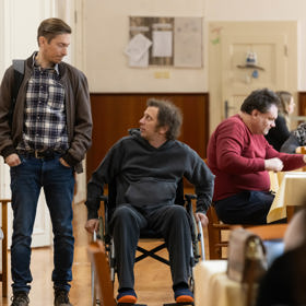 Nekonečný seriál Ulice sleduje dramatické osudy několika rodin žijících v sousedství
