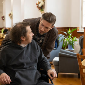 Nekonečný seriál Ulice sleduje dramatické osudy několika rodin žijících v sousedství
