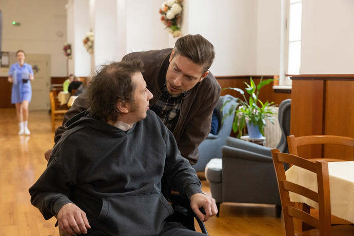 Nekonečný seriál Ulice sleduje dramatické osudy několika rodin žijících v sousedství
