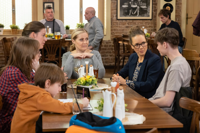 Nekonečný seriál Ulice sleduje dramatické osudy několika rodin žijících v sousedství
