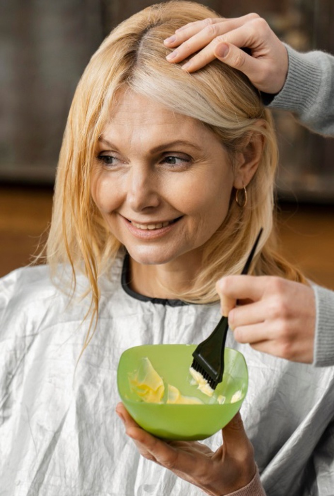 Máslově blond krásně vynikne na zralých ženách. Světlé pramínky kolem obličeje jej dokonale rozjasní. 
