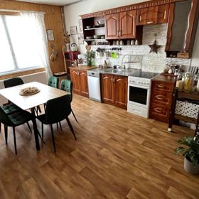 Původní kuchyň byla sice funkční, ale vizuálně rodině vůbec nevyhovovala. 
