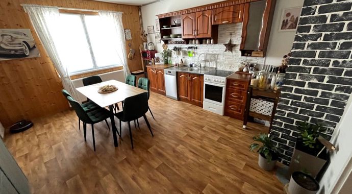 Původní kuchyň byla sice funkční, ale vizuálně rodině vůbec nevyhovovala. 
