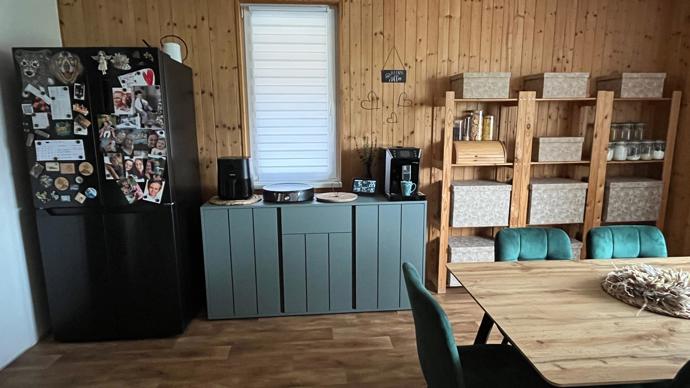 Základ zůstal stejný. Majitelé nechali původní korpus kuchyňské linky, ale všechno ostatní dostalo novou podobu. 
