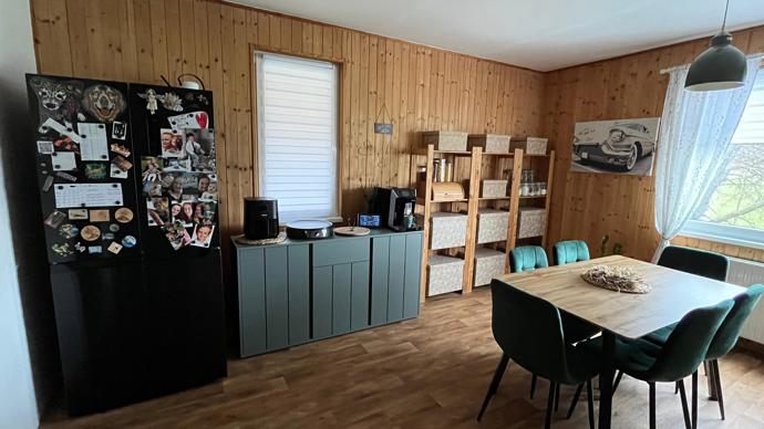 Zásadní změnu přinesl samotný nátěr kuchyňské linky. Postup přitom nebyl složitý, ale vyžadoval pečlivost a trpělivost.
