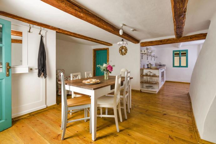 Součástí jsou dva rodinné apartmány.
