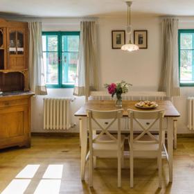 Součástí jsou dva rodinné apartmány.
