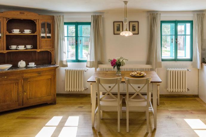 Součástí jsou dva rodinné apartmány.
