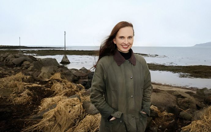 Yrsa Sigurðardóttir (* 1963): Islandská spisovatelka vystudovala stavební inženýrství a nadále pracuje v oboru. Psaní se věnuje od roku 1998, kdy vydala svou první knihu pro děti. Pro malé čtenáře napsala celkem pět příběhů, mnohem víc ji však proslavily detektivky.
