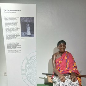 Yaa Asantewaa se narodila kolem roku 1840 a většinu života prožila jako obyčejná žena pracující na poli. O to silnější je její proměna v jednu z nejvýraznějších postav afrického odporu.

