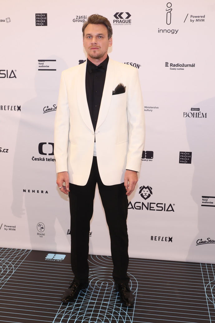 Vojtěch Dyk a Taťána Dyková byli sladěni do černo-bíla. Bohužel na fotografii jen Vojta. Velmi jim to slušelo.
