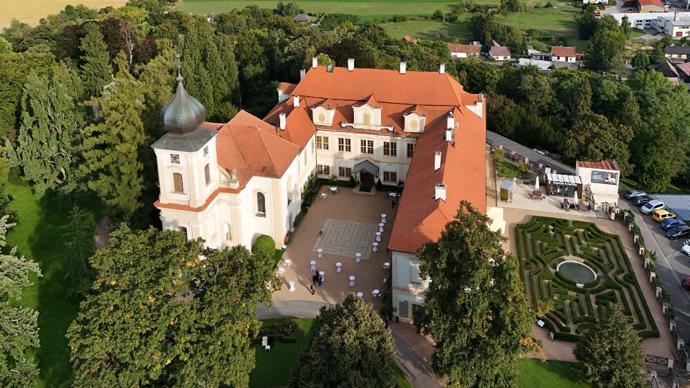 Klasické buxusové bludiště se vyjímá hned vedle zámku.

