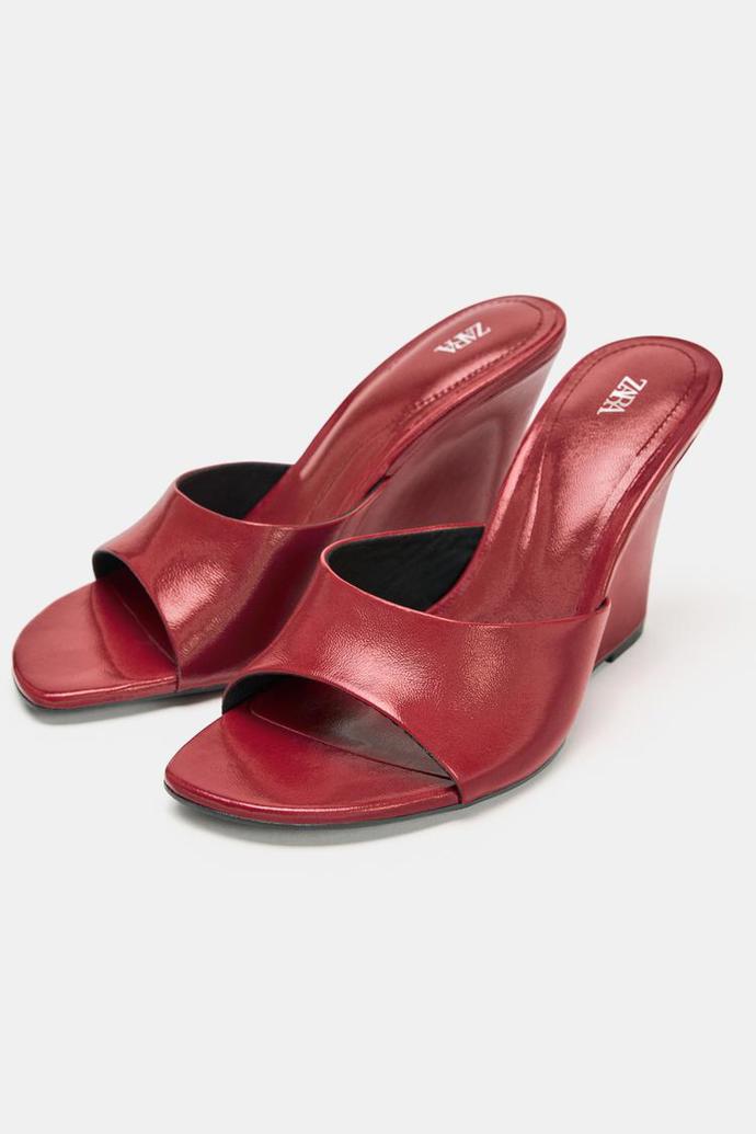 Červené sandálky, Zara, 1299 kč
