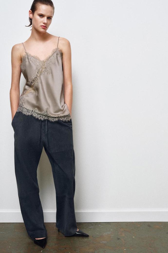 Top s krajkou, Zara, 999 Kč
Top s krajkou, Zara, 999 Kč