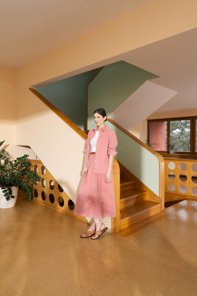 Manšestrová košile, 3599 Kč; sukně, 4299 Kč, Studio Nila
