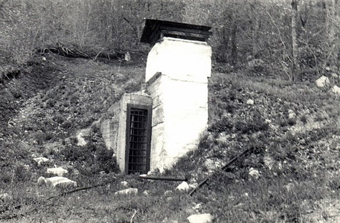 Vstup do štoly připomíná, jak nenápadně může začínat prostor plný nebezpečí a utrpení. Právě tudy procházeli vězni do míst, kde se zdraví měnilo za strategickou surovinu.
